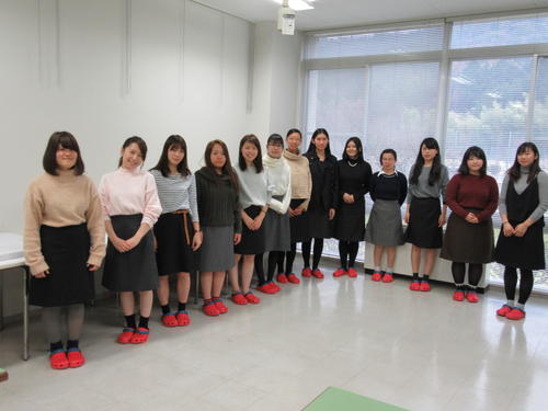 授業1-07洋服造形セミタイトスカートの着装.JPG