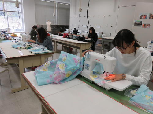 授業4-03和服造形浴衣の製作の様子.JPG