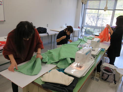授業4-10和服造形五衣の製作.JPG