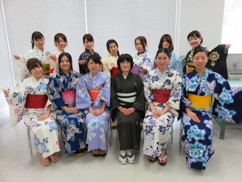 授業4-04和服造形浴衣の着装.JPG
