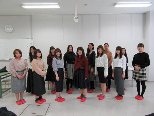 授業1-08洋服造形デザインスカートの着装.JPG