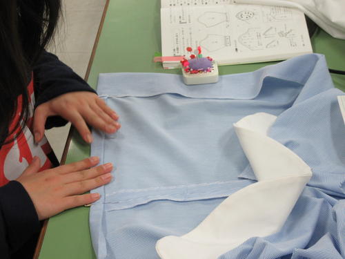 授業1-04洋服造形ブラウスの製作.JPG