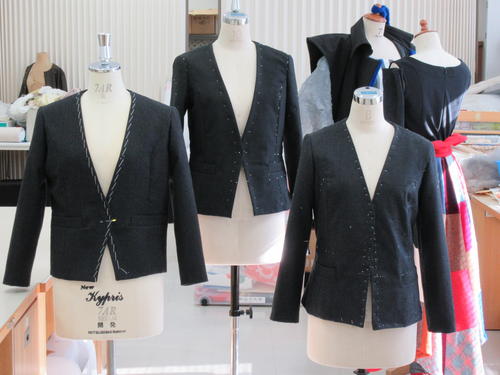 授業1-10洋服造形ノーカラージャケットの着装1.JPG