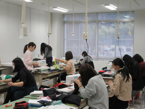 授業1-06洋服造形スカートの製作.JPG