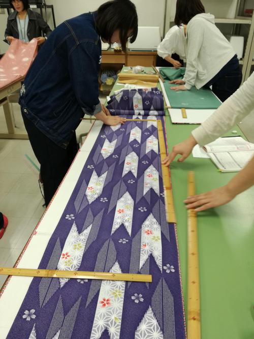 授業4-06和服造形女物ひとえ長着の折り積り.jpg